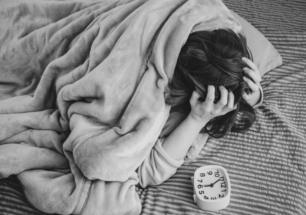 時計を見て頭を抱える女性