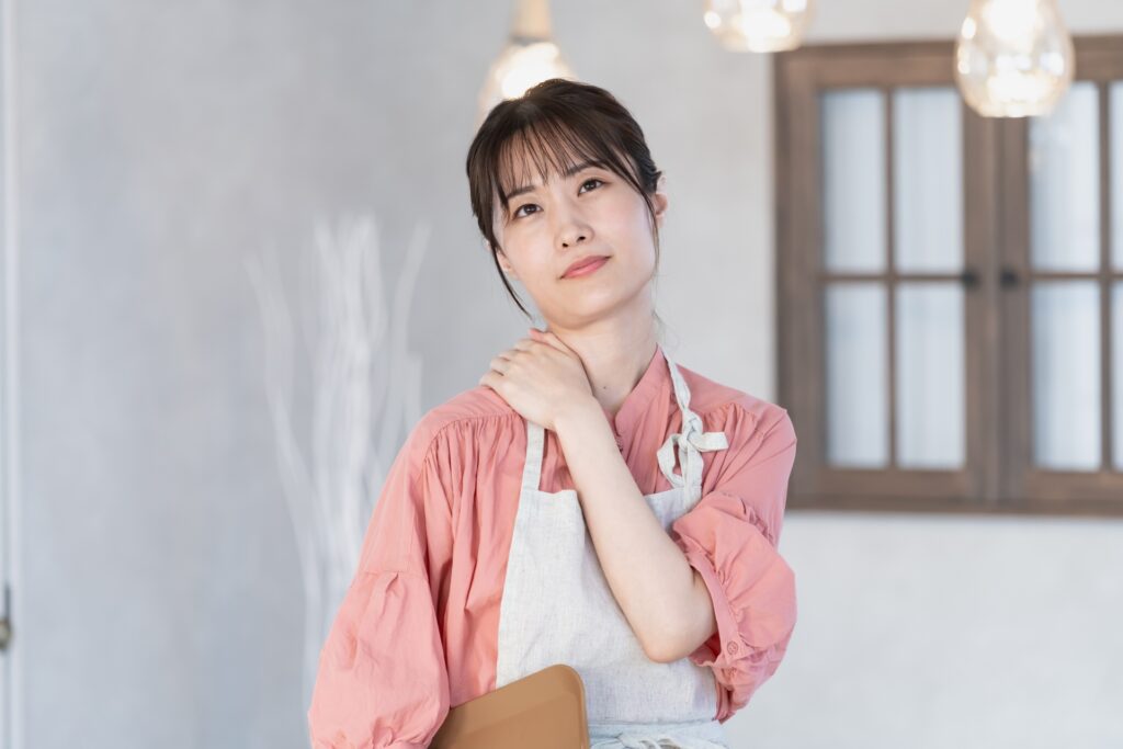 首をおさえる若い女性