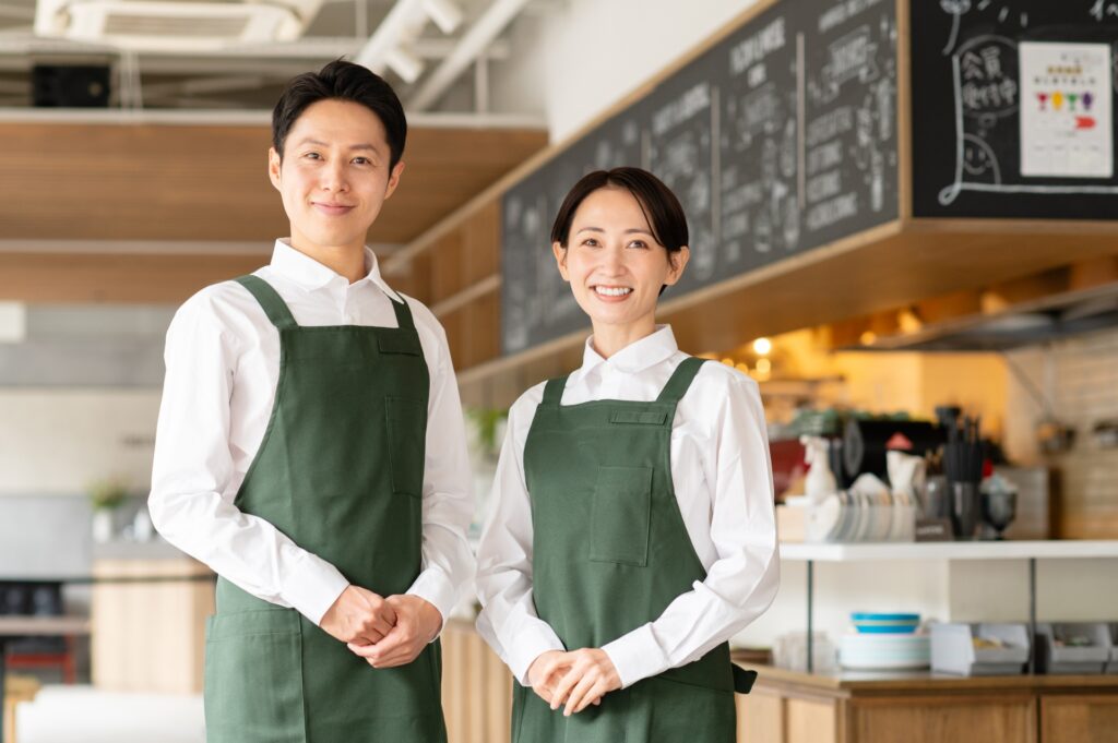 笑顔の男女のアルバイト